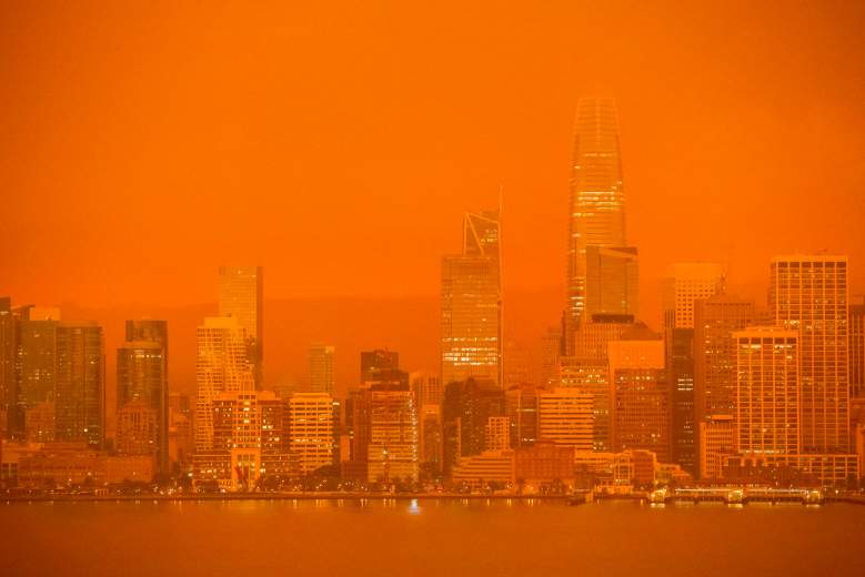 El horizonte de San Francisco está oscurecido por el humo anaranjado y la neblina como se ve desde Treasure Island en San Francisco, California, el 9 de septiembre de 2020.