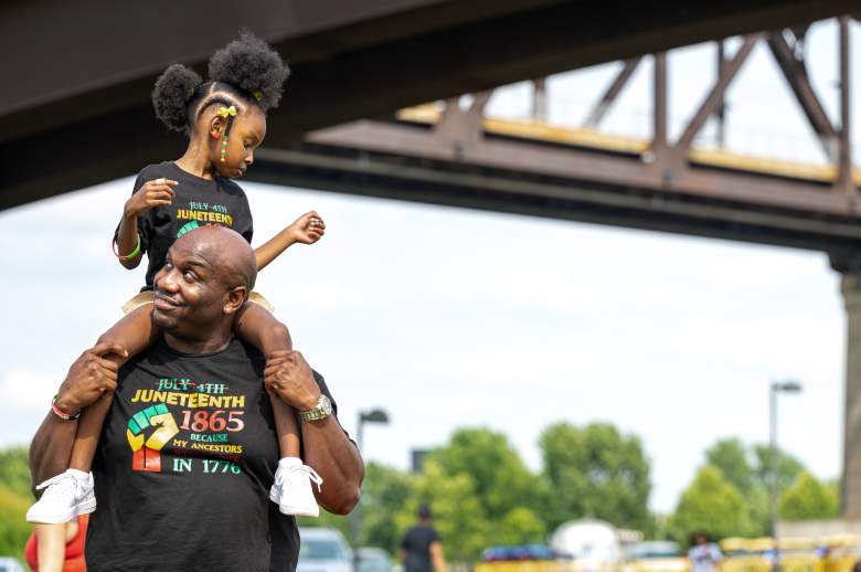 Una niña se sienta en los hombros de un hombre durante el Festival Louisville Juneteenth en el Big Four Lawn el 19 de junio de 2021 en Louisville, Kentucky.