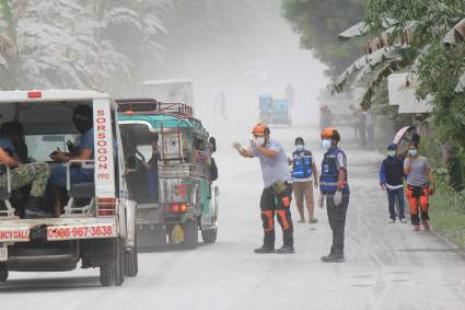 Filipinas: Impactante erupción de un volcán cubre todo de ceniza – Video