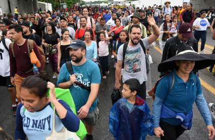 Caravana migrante parte desde Tapachula hacia frontera con EE.UU. – VIDEOS
