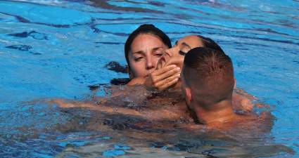 El impactante momento en que una nadadora se desvanece en la piscina – Fotos