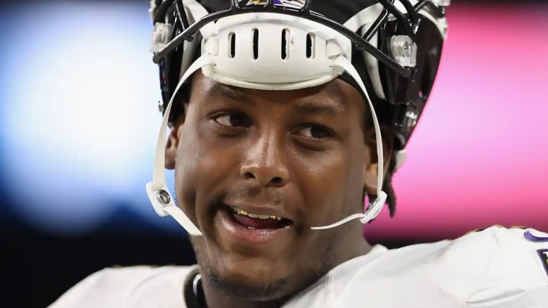 El apoyador externo de los Baltimore Ravens, Jaylon Ferguson, observa durante un juego de septiembre de 2021.