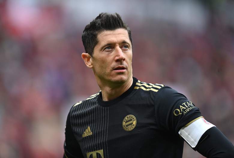 Robert Lewandowski del FC Bayern Muenchen reacciona durante el partido de la Bundesliga entre el 1. FSV Mainz 05 y el FC Bayern Muenchen en el Opel Arena el 30 de abril de 2022 en Mainz, Alemania.