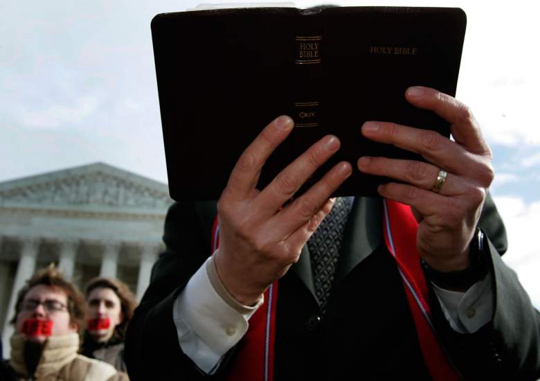 El reverendo Rob Schenck, presidente de Fe y Acción, sostiene una Biblia mientras ora frente al edificio de la Corte Suprema de los Estados Unidos el 31 de enero de 2006 en Washington DC.