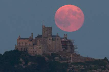 Superluna de Fresa: Impactantes fotos de un fenómeno astronómico mundial