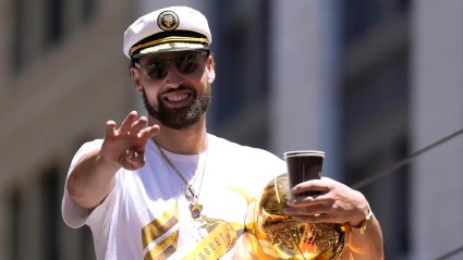 Klay Thompson estaba fuera de control en el desfile de los Warriors [VER]