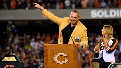 Brian Urlacher critica a miembros del Salón de la Fama por negar entrada a un jugador: ¿De quién habla?