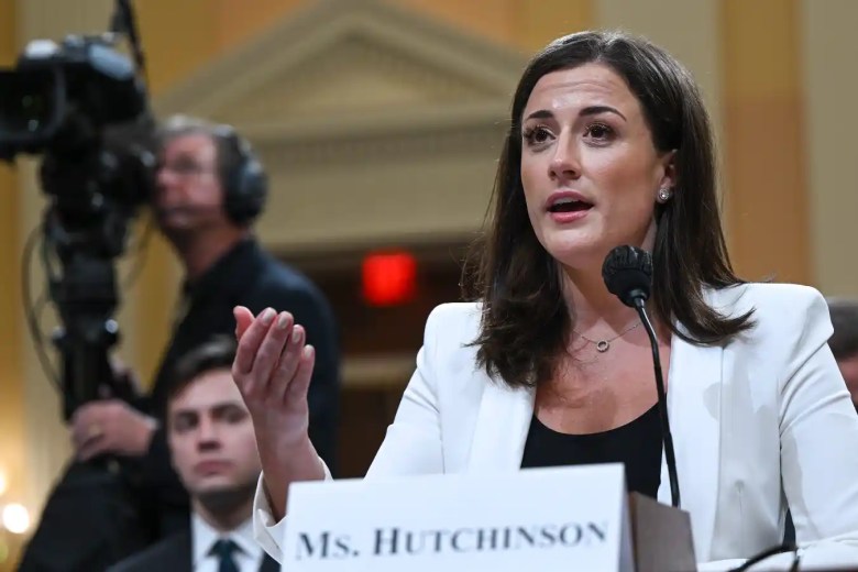 Cassidy Hutchinson, una de las principales exasesoras del Jefe de Gabinete de la Casa Blanca de Trump, Mark Meadows, testifica durante la sexta audiencia del Comité Selecto de la Cámara para Investigar el Ataque del 6 de enero al Capitolio de EE. UU. en el edificio de oficinas Cannon House el 28 de junio de 2022 en Washington , DC.