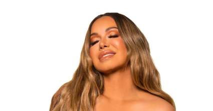 Chiquis se desnuda bajo la luna llena