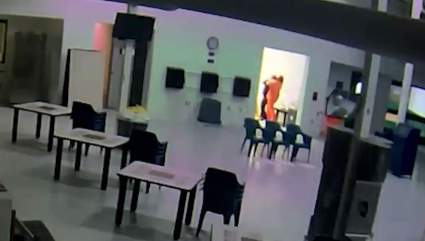 Florida: Reclusa intenta ahorcar a guardiacárcel con funda de almohada – VIDEO