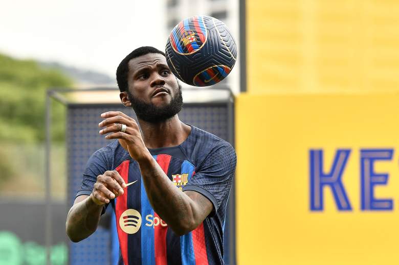 El nuevo centrocampista marfileño del FC Barcelona, Franck Kessie, controla el balón durante su ceremonia de presentación en el campo de entrenamiento Joan Gamper en Sant Joan Despi, cerca de Barcelona, el 6 de julio de 2022.