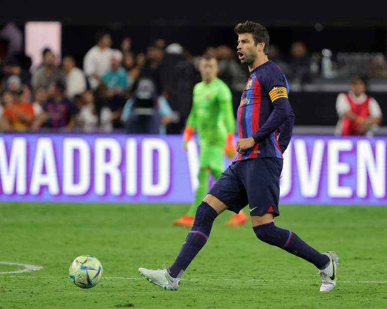 Gerard Piqué #3 de Barcelona pasa el balón contra el Real Madrid durante su partido amistoso de pretemporada en el Allegiant Stadium el 23 de julio de 2022 en Las Vegas, Nevada.