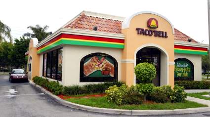 Dallas: El momento en que una empleada de Taco Bell agrede a dos clientas – Video