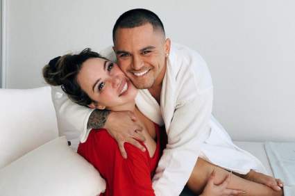 Chiquis y Emilio Sánchez se escapan de luna de miel a la playa