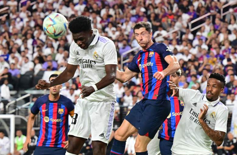 Robert Lewandowski (R) de Barcelona mira cómo Aurelien Tchouameni del Real Madrid encabeza el balón durante el partido de fútbol amistoso internacional entre Barcelona y Real Madrid en el Allegiant Stadium en Las Vegas, Nevada, el 23 de julio de 2022.