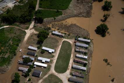 Kentucky, bajo agua: Dramático rescate de familia atrapada en un ático – VIDEO