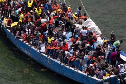 Aparecen más de 200 migrantes haitianos encallados frente a la Florida – VIDEO