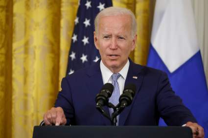 Joe Biden desorientado: Saludó dos veces en un segundo al  mismo senador – Video