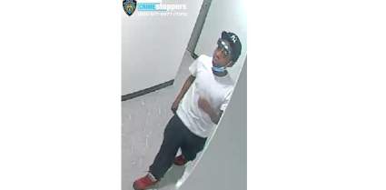 Ataque brutal a dos ancianos con extintores: Policía busca a este sospechoso