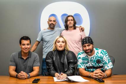 ELENA ROSE: La cantautora venezolana que se apodera de los charts globales