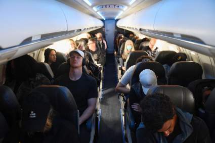 Prisión para pasajera que pronunció insultos racistas en vuelo de American Airlines