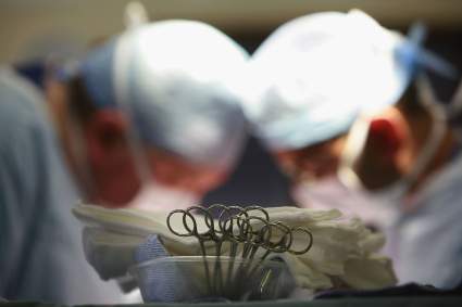 Mujer acusaba dolores abdominales y fue al hospital: ¡Tenía 55 baterías en el estómago!