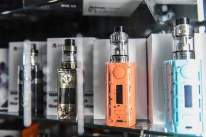 Reportan que 2.5 millones de adolescentes fuman cigarros electrónicos en EE.UU.