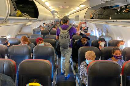 Una mujer que superó el cáncer recibe una sorpresa en un avión – Video