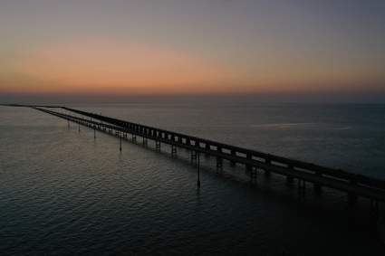 Florida: Rescatan a migrante cubano que estaba aferrado a un puente