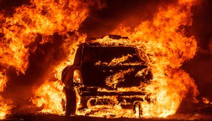 Texas: Se incendian 73 autos en una granja por un cigarrillo – Video