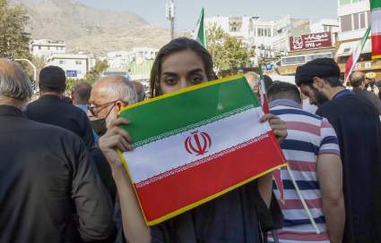 Irán: Una mujer es atacada por hombres por no llevar velo – Imágenes fuertes