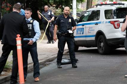 Ladrón propina violenta golpiza a anciano por robarle $17,000: [Video]