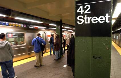 Hombre de Nueva York tira a su exnovia a los rieles del metro: ¿La mató?