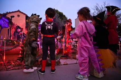 EEUU: Hallan hojas de afeitar en dulces que se repartieron en Halloween