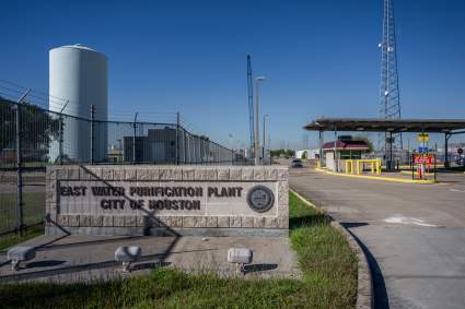 Por qué Houston cierra escuelas y pide a habitantes hervir el agua antes de beberla