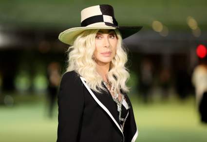 La cantante Cher recibió un asombroso anillo en Navidad: ¿Se casa?
