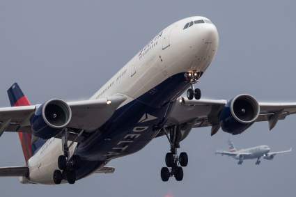 Milagro en Nueva York: Maniobra errónea casi provoca choque de aviones – VIDEO