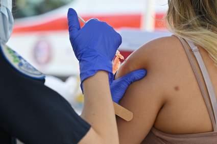 La FDA propone nuevo regimen de vacunación contra el COVID-19: ¿Cuál es?