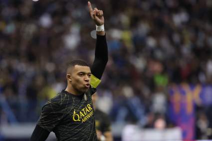 Mbappé se llevó un trofeo a los genitales: El video que causa polémica en Francia