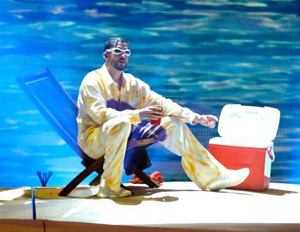 Bad Bunny maltrató a una fan y le arrojó al agua su teléfono – Video