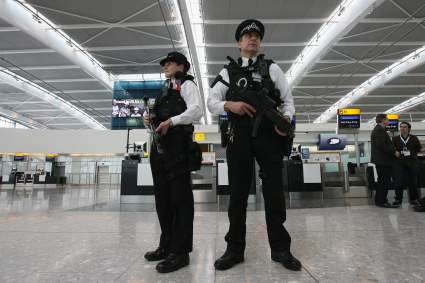 Terror en el aeropuerto de Londres: Detienen a un hombre con una carga peligrosa