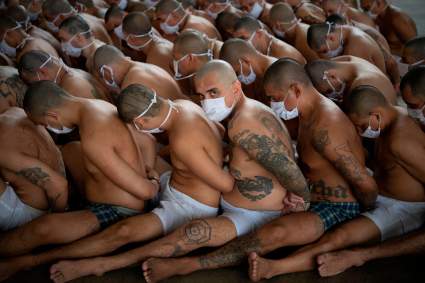 Nueva megacárcel de El Salvador: Así es el trato que reciben los pandilleros – Video