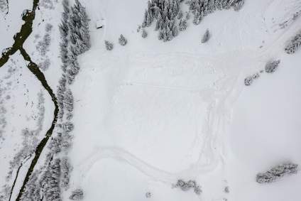 Impactante: Un esquiador y un snowboarder se salvan de una avalancha de nieve – Video