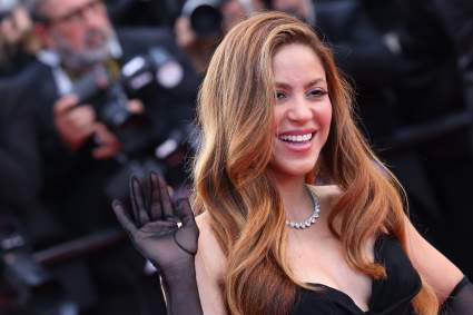 Shakira luce millonario look al aterrizar en Nueva York: Precios y marcas elegidas