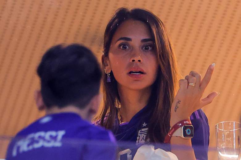 Antonela Roccuzzo tiene una foto con Messi y la Copa del Mundo en la parte trasera de su teléfono móvil.