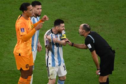 ¡Como nunca lo viste!: Difunden video de Messi peleándose con un rival en el Mundial