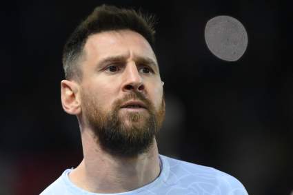 Un diario francés se burló de Leo Messi con esta polémica caricatura: “Está acabado…”