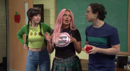 Karol G brilla en “Saturday Night Live” y lanza contundente mensaje