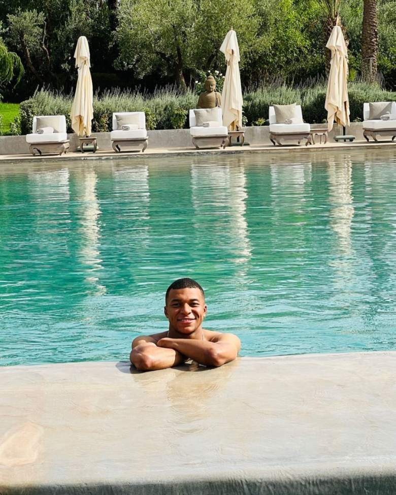 Kylian Mbapp&eacute; en la piscina de su mansi&oacute;n