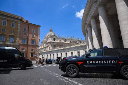 Tensión en el Vaticano: Un auto irrumpió en la Santa Sede y fue detenido a balazos
